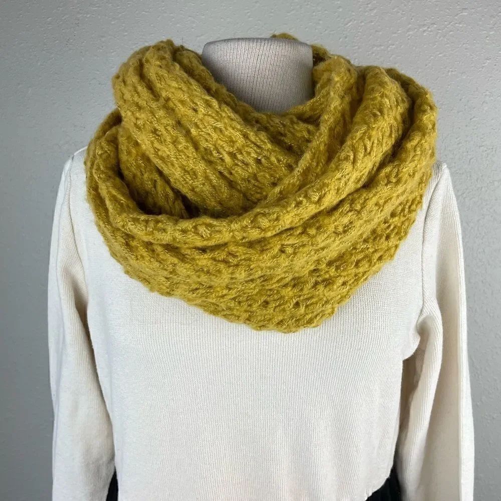 Mossimo Infinity Scarf EUC  - Picture 2 of 3